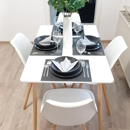 Superior Zentrum Historische Altstadt 2 Schlafzimmer 2 Badezimmer Kingsize-betten, Fuer Bis Zu 8 Personen Apartment